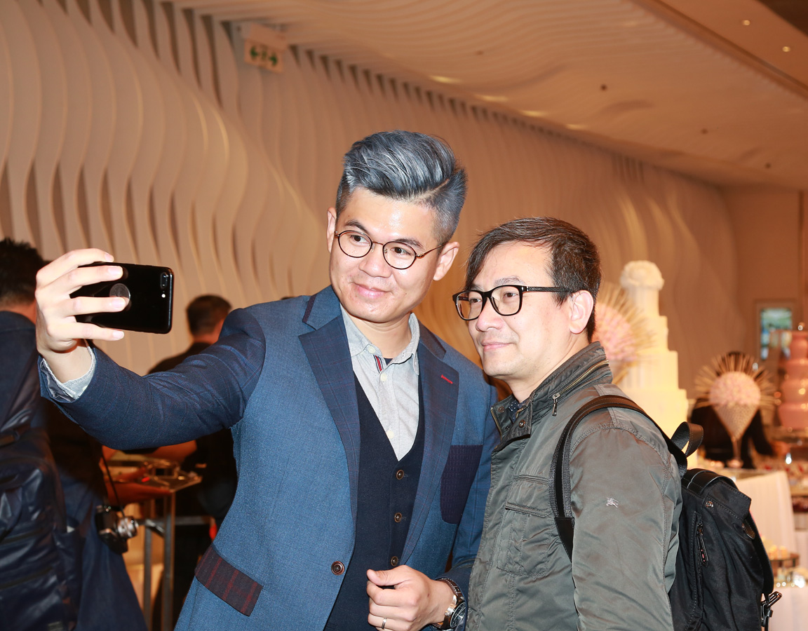Plus1 Concept 的攝影師Jerry Ng ( 左 ) 和攝影師Ming Chan ( 右 ) 自拍留念