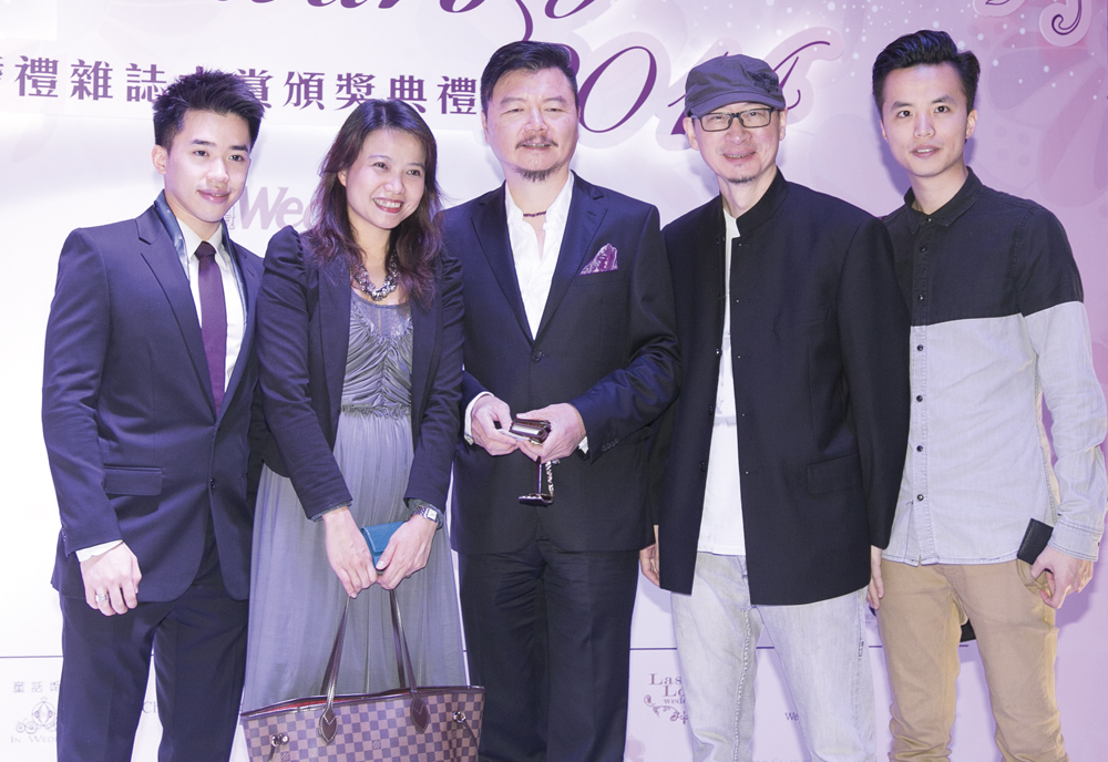 ClubONE 的 George Wong (左一)、Sandy So (左二) 及Victor Chan (右一) 與嘉賓艾威、互動媒體有限公司創辦人兼董事蕭漢榮先生一同合照留念