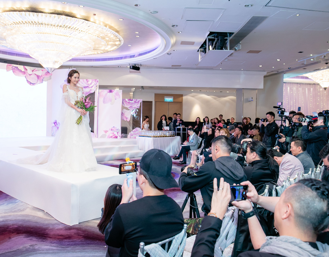 AKA 趙慧珊穿上婚紗行catwalk show，吸引不少現場嘉賓和傳媒拍照。