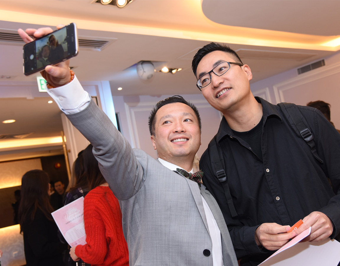 律師 Anthony Lam ( 左 ) 與攝影師 Lawrence Tsang ( 右 ) 高興地一起自拍