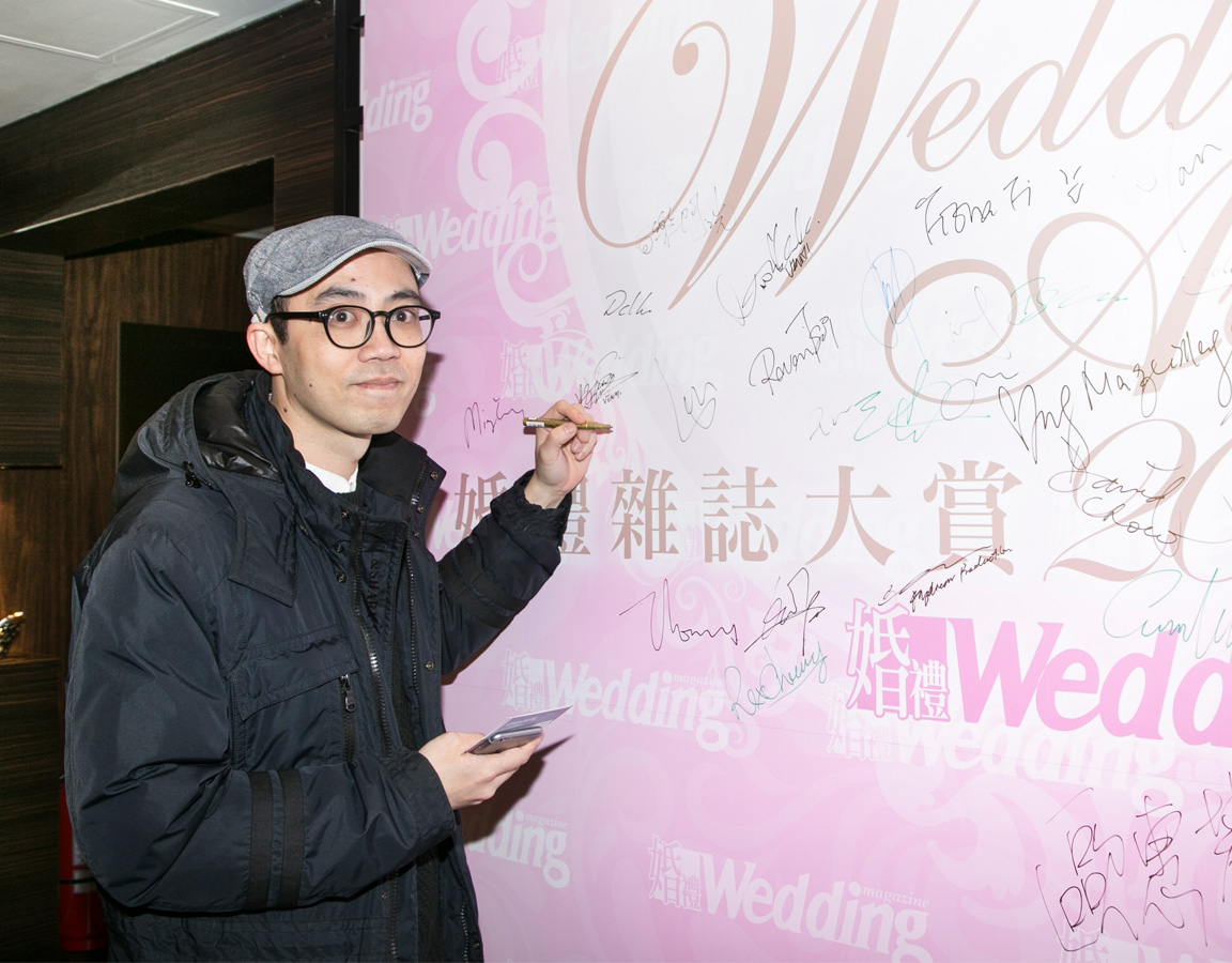 Leung's Creations 的 Art Director Dick Lee 在簽名板前簽名