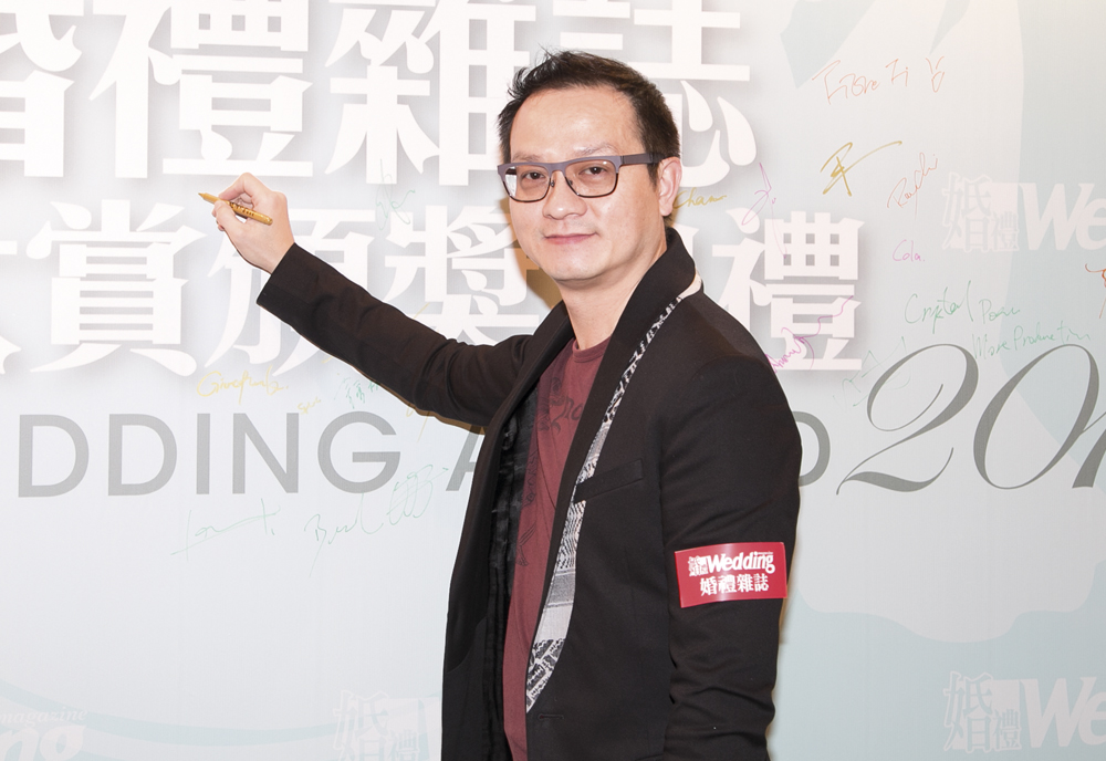 My Seasons 的General Manager Andrew Yu 在簽名板前合照