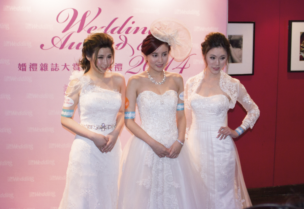 雨僑與兩位模特兒展示今季最新的婚紗設計