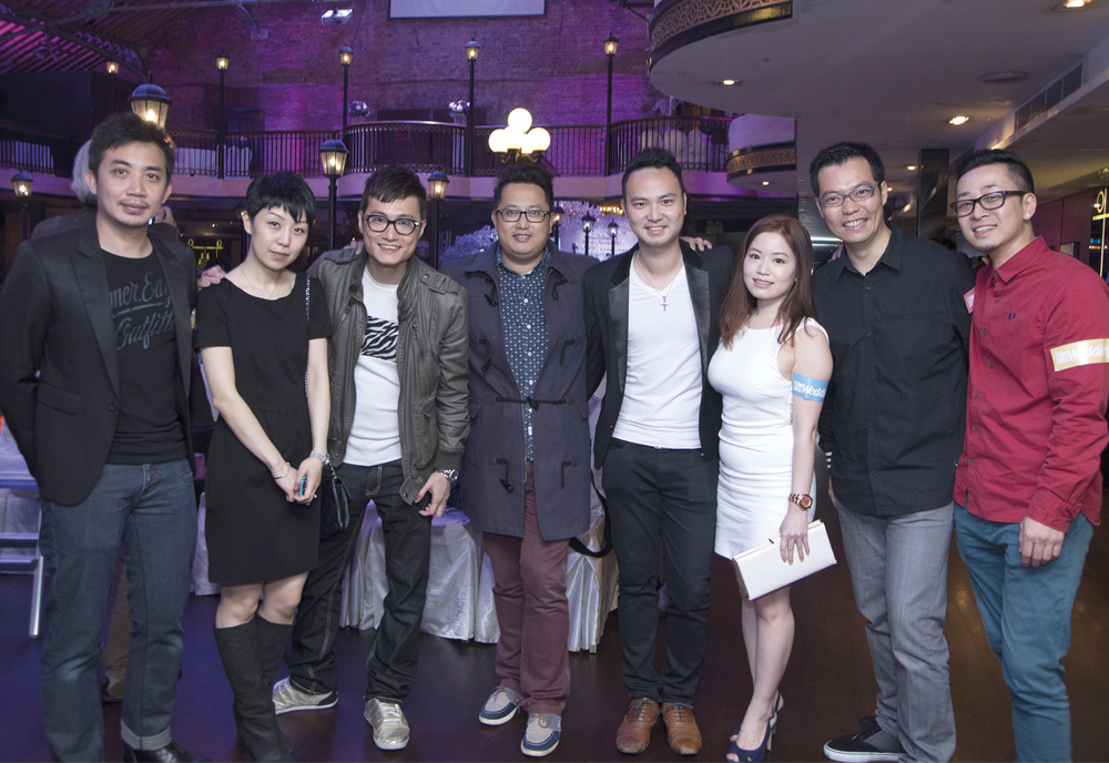 眾婚禮攝影界大師與婚禮雜誌廣告部經理Angie Yeung (左二) 合照