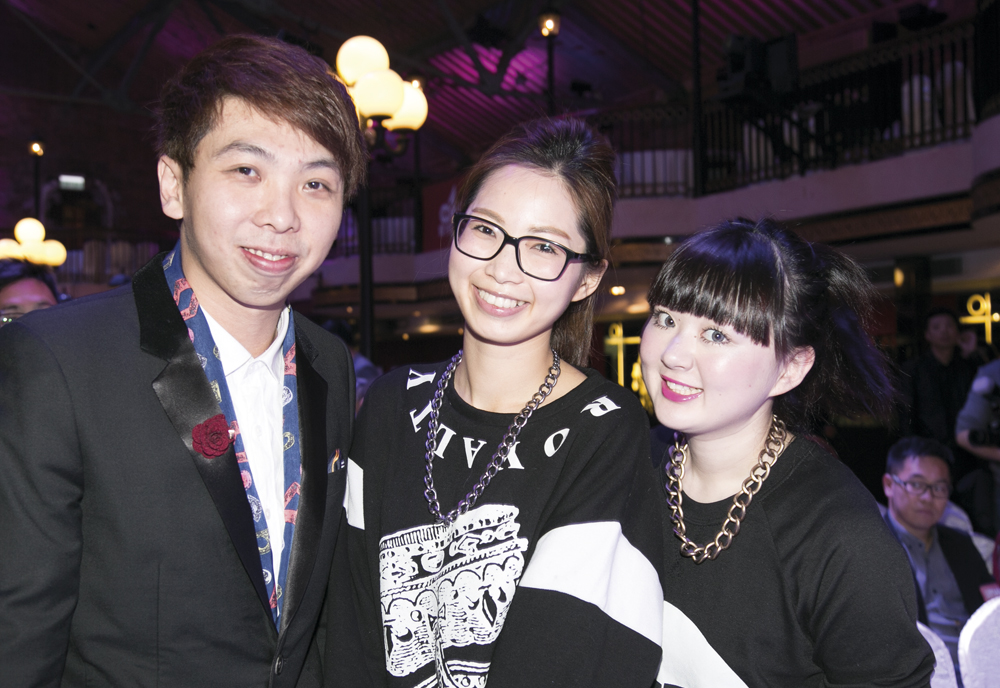 女兒閣Chichi (中) 及Annie（右）與婚禮雜誌的Sales & Marketing Manager Ivan Chan 合照