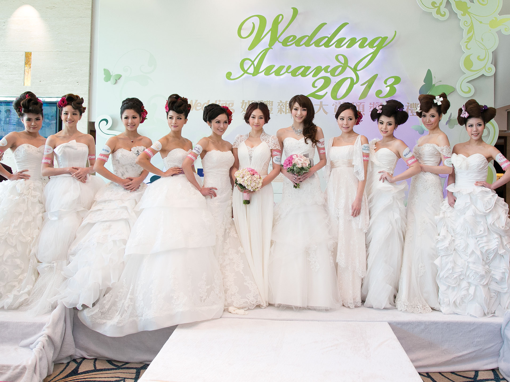 為婚禮雜誌大賞2013頒獎典禮揭開序幕的「春日濃情婚紗匯演」，由連詩雅與賈曉晨連同九位模特兒展示多間婚紗公司瑰麗夢幻的婚紗。